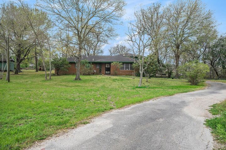 Property Photo: 610 Vince Street TX 77506