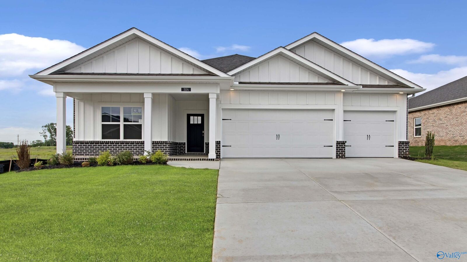 Property Photo:  304 Wraywood Road  AL 35810 