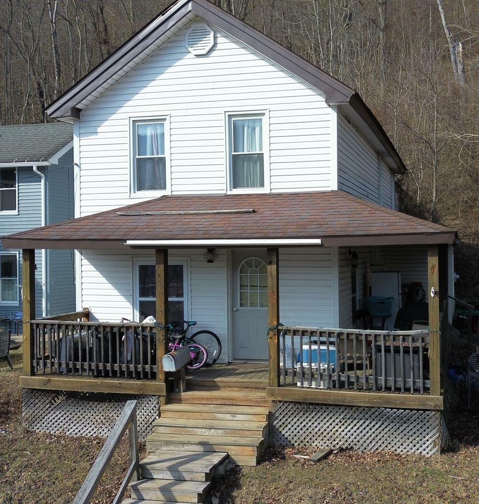 Property Photo: 17 E 6th St Ext PA 15834