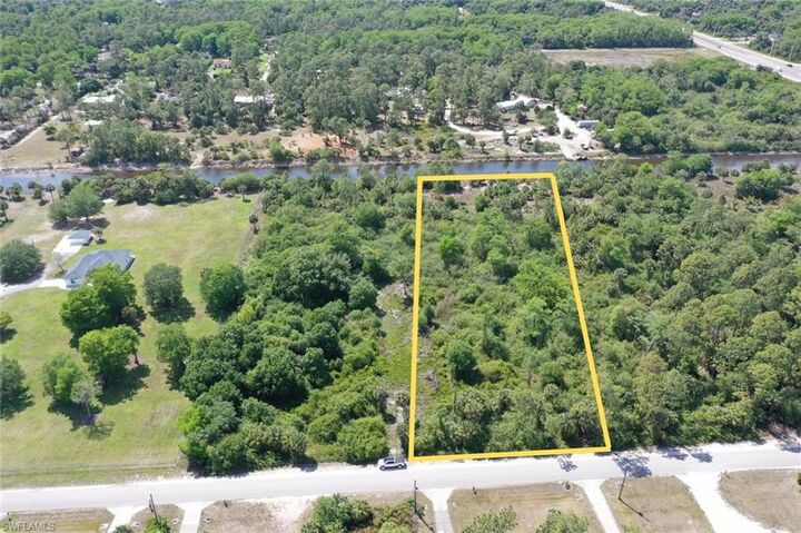 Property Photo: 10th St SE FL 34117