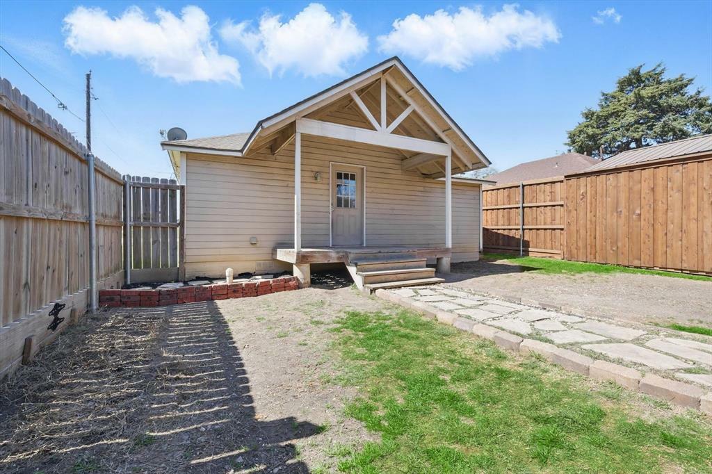 Property Photo: 102 N Pacific Street TX 75141