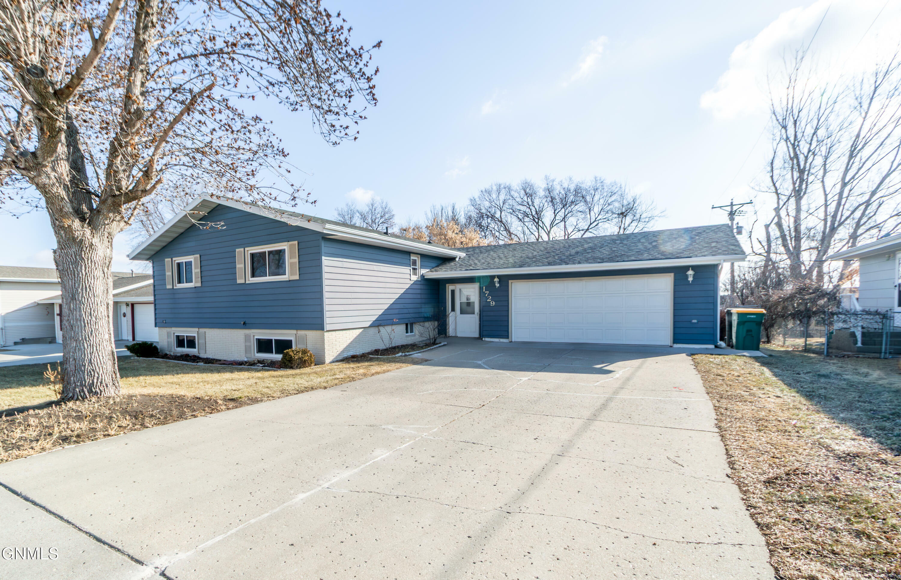 Property Photo: 1729 N 20th Street ND 58501