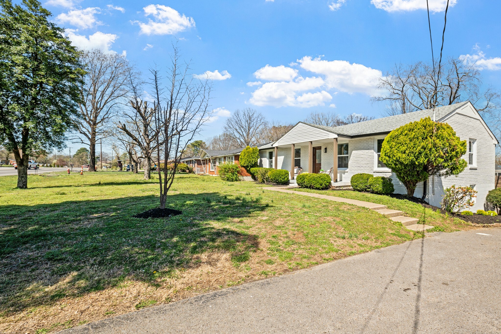 Property Photo: 604 Harding Pl TN 37211
