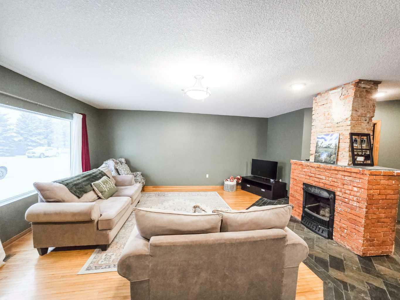 Property Photo: 5128 5 Avenue AB T7E 1T3