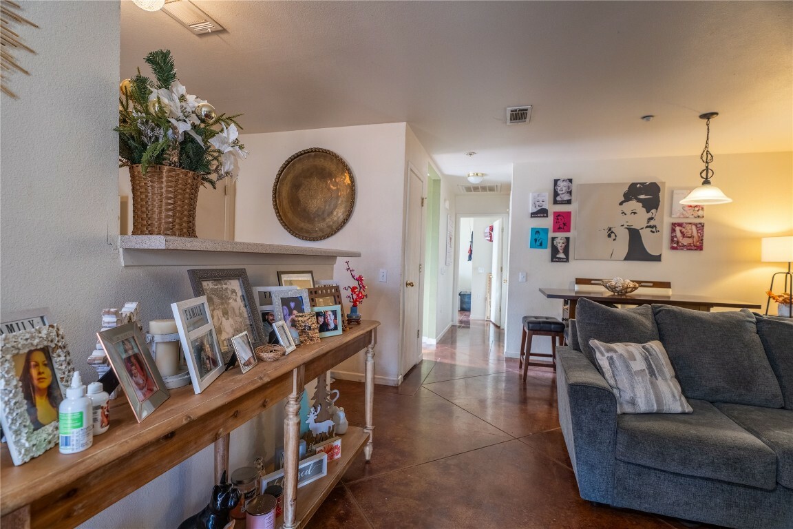 7104 Villita Avenida Street  Austin TX 78741 photo