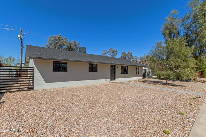 Property Photo: 1646 W Fairmont Drive AZ 85282