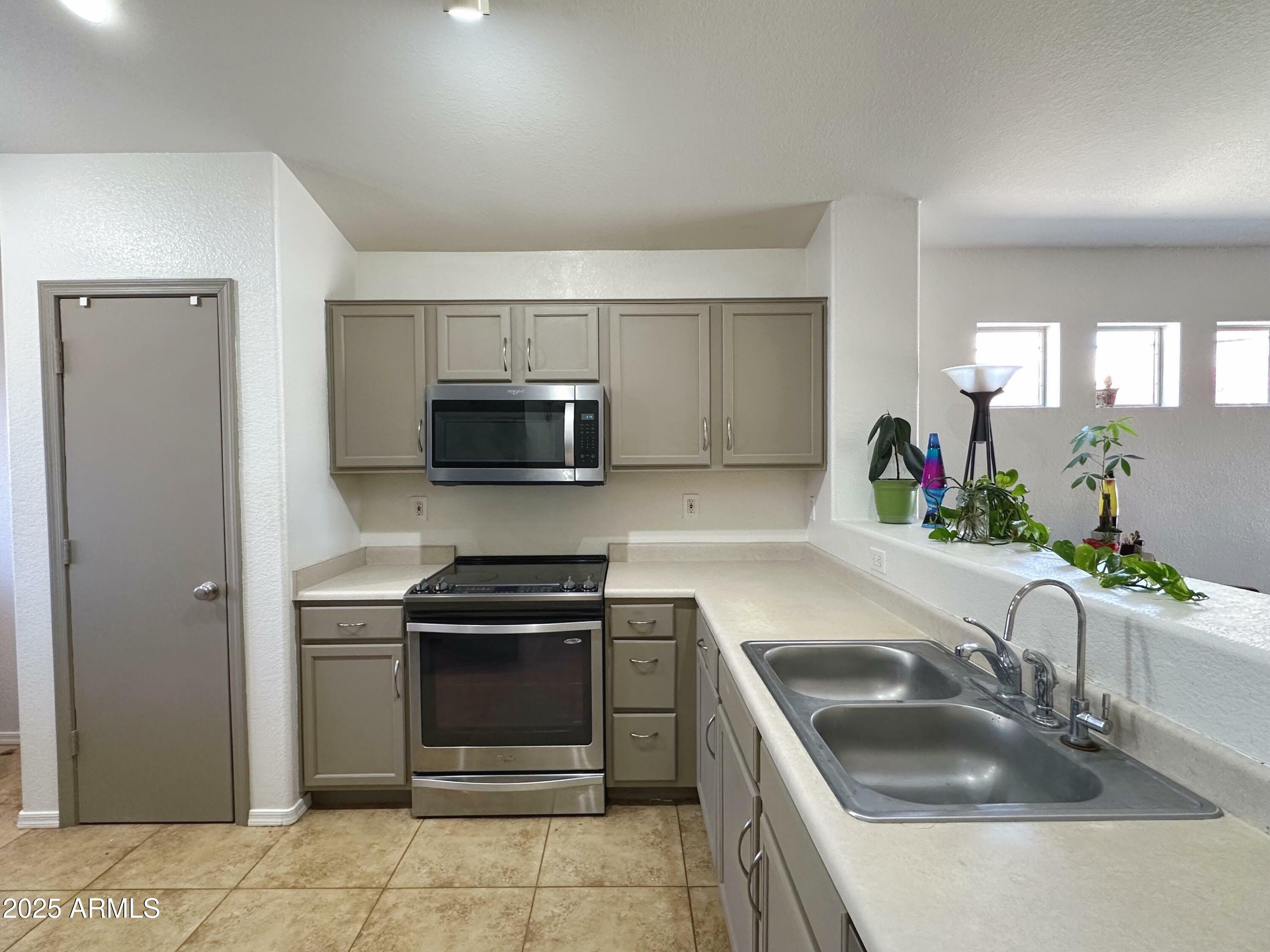 Property Photo: 1137 W 21st Avenue AZ 85120