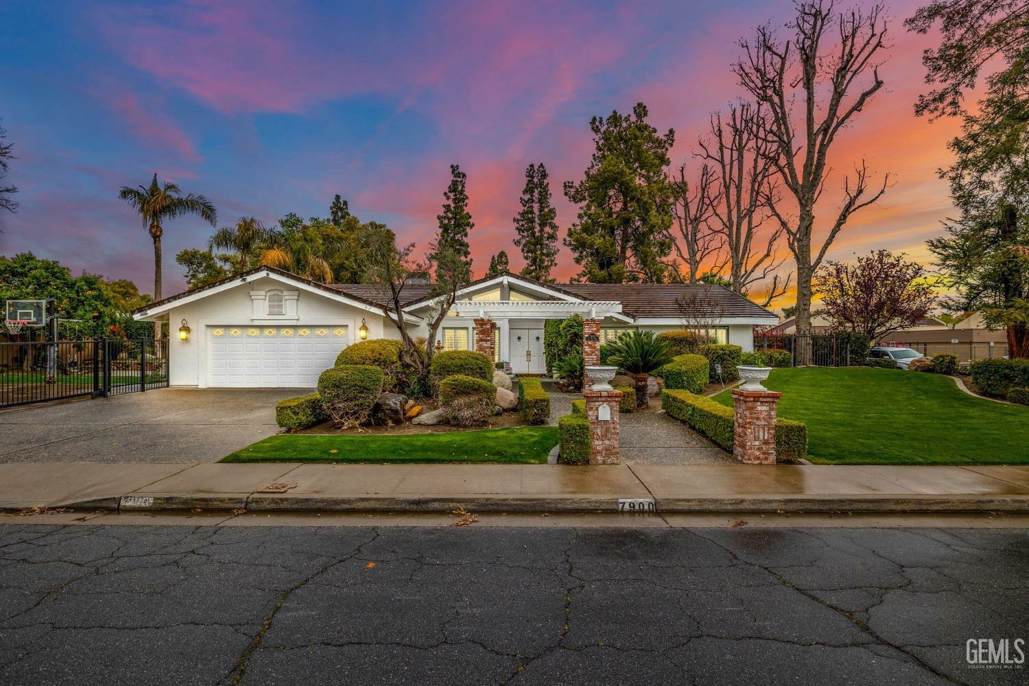 Property Photo: 7900 Dos Rios Way CA 93309
