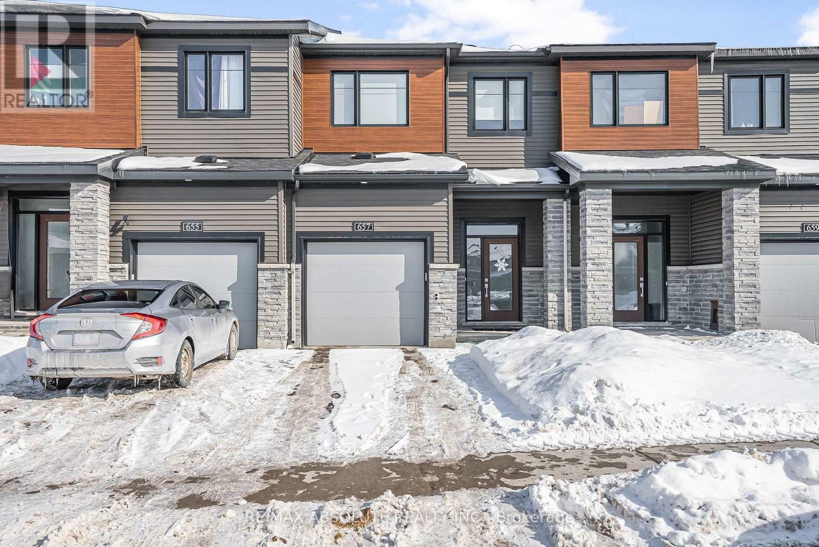 Property Photo: 657 Hamsa Street ON K2J 6Z7