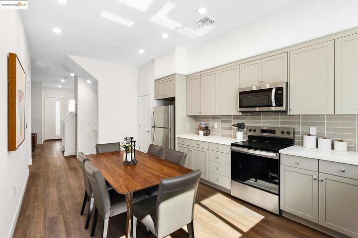 Property Photo: 500 Somi Ct 213 CA 94544