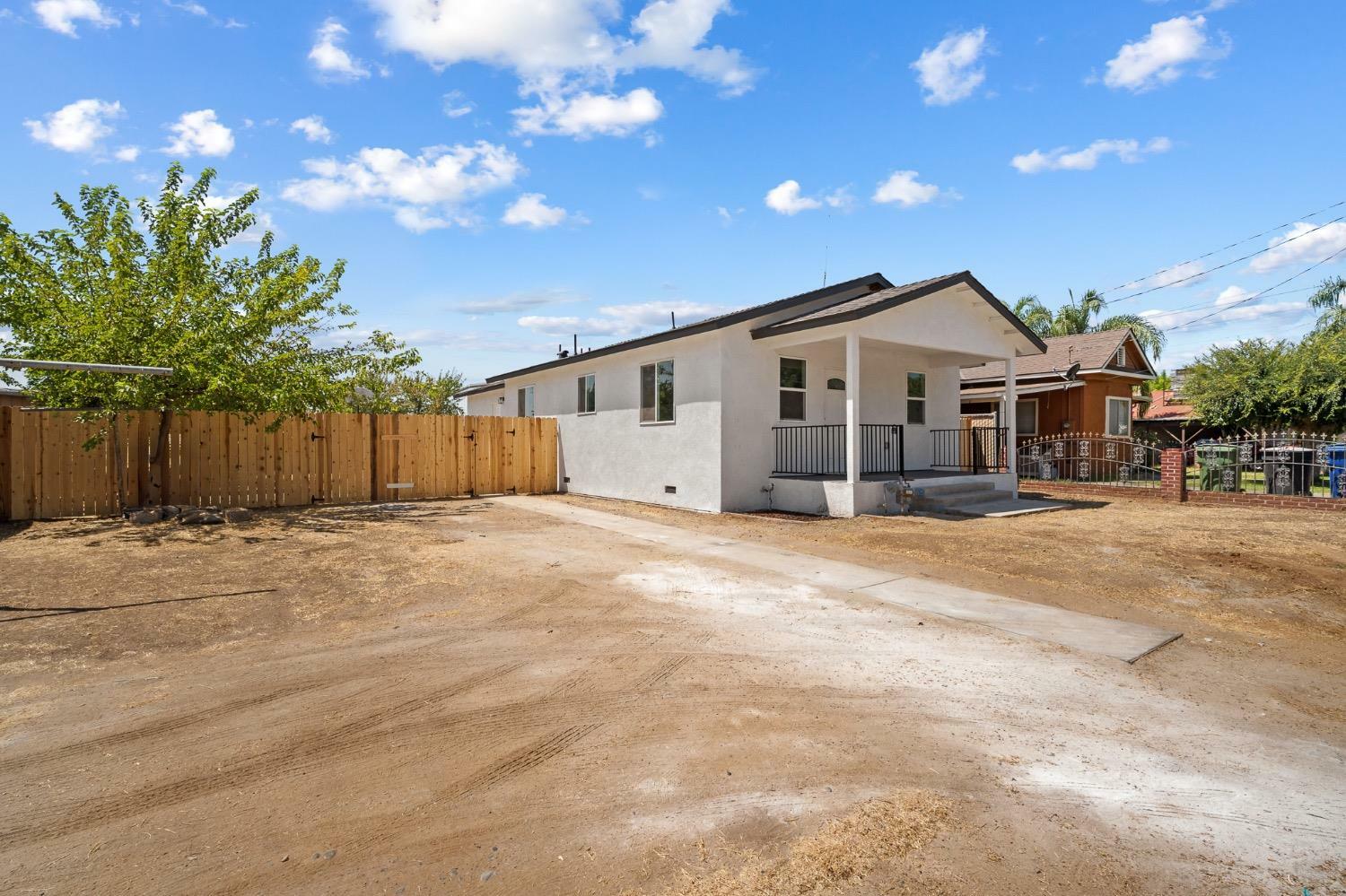 Property Photo: 1166 E Park Way CA 93618
