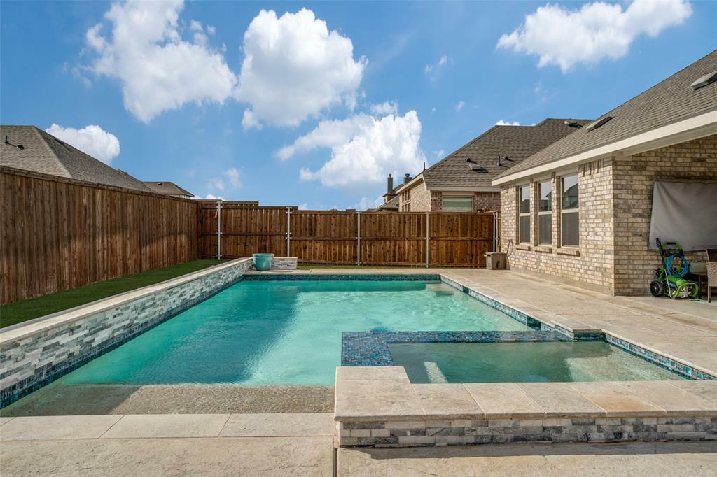 Property Photo: 5516 Breezy Drive TX 75009