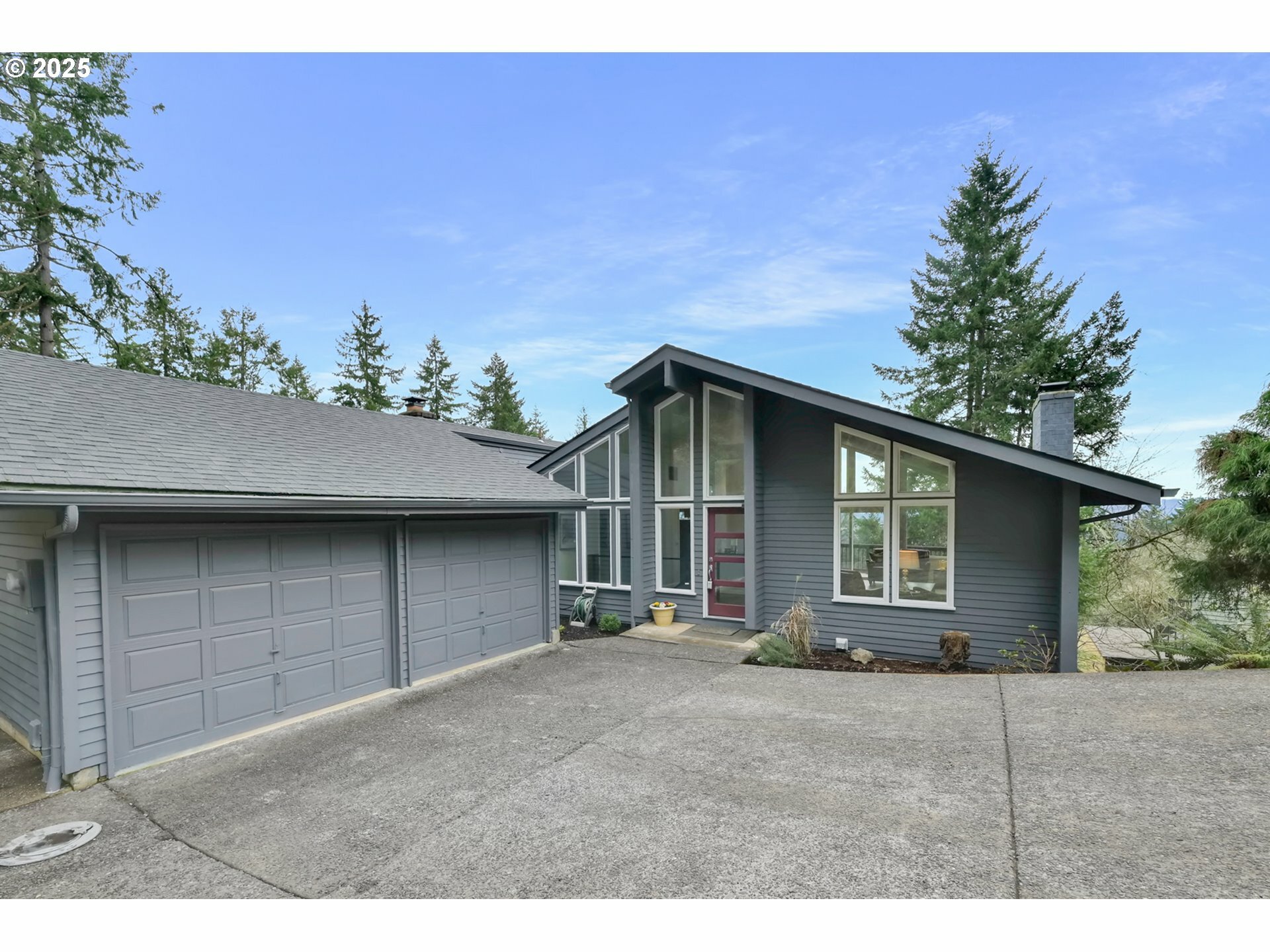 Property Photo: 654 Startouch Dr OR 97405