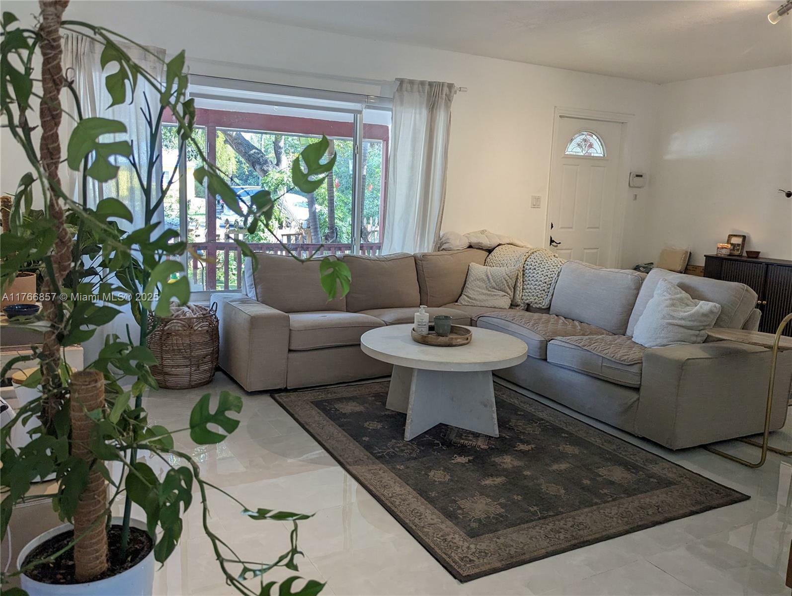 Property Photo: 3030 Grant St FL 33021