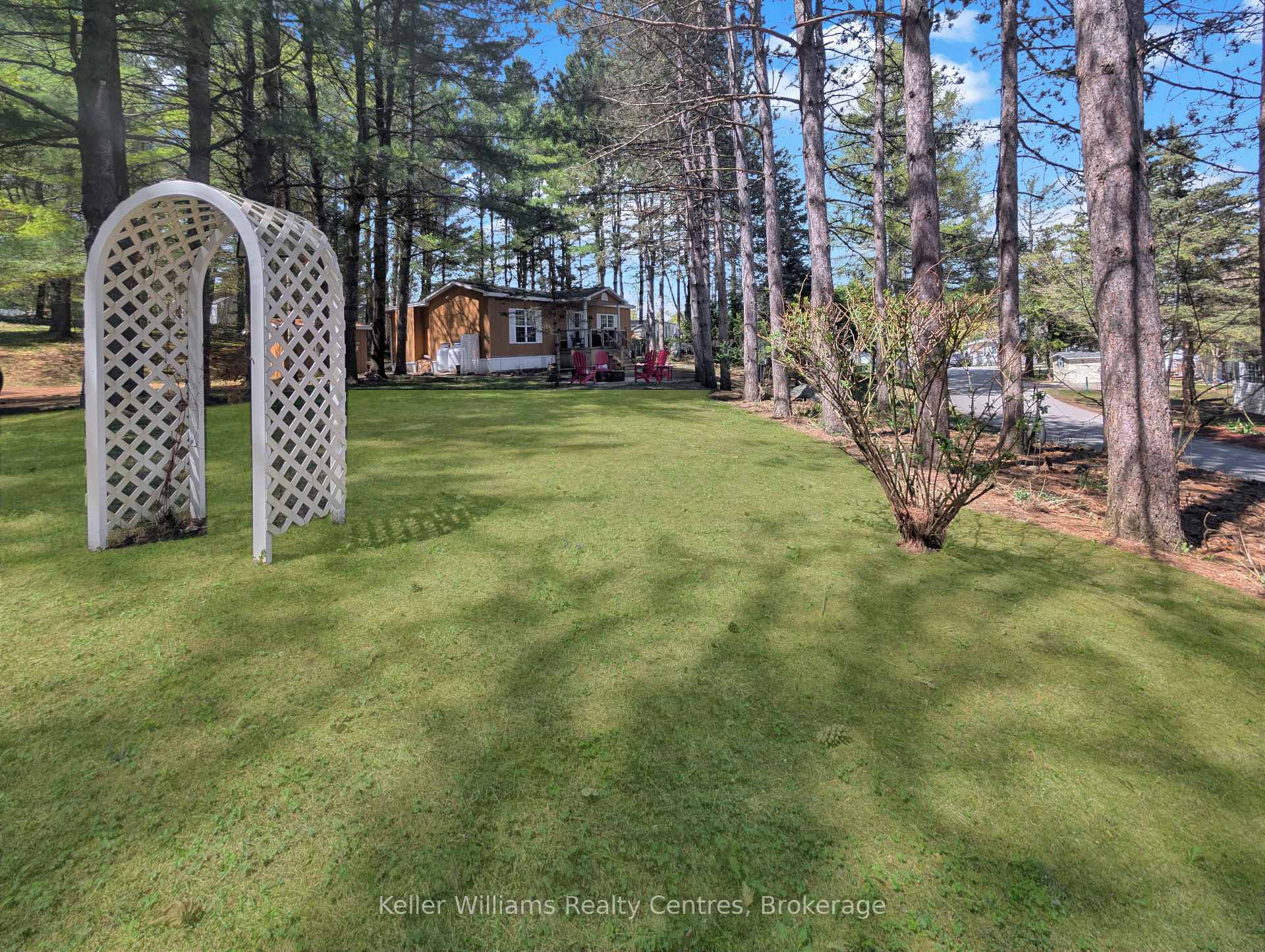 Property Photo: 13 Southline Avenue M9 ON N2Z 2X5