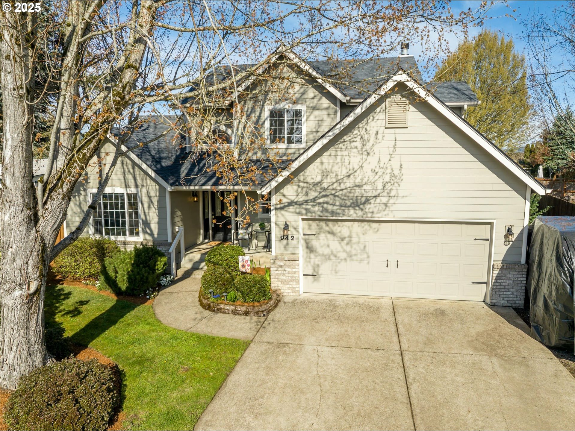 Property Photo:  942 Cabriole Ct  OR 97401 