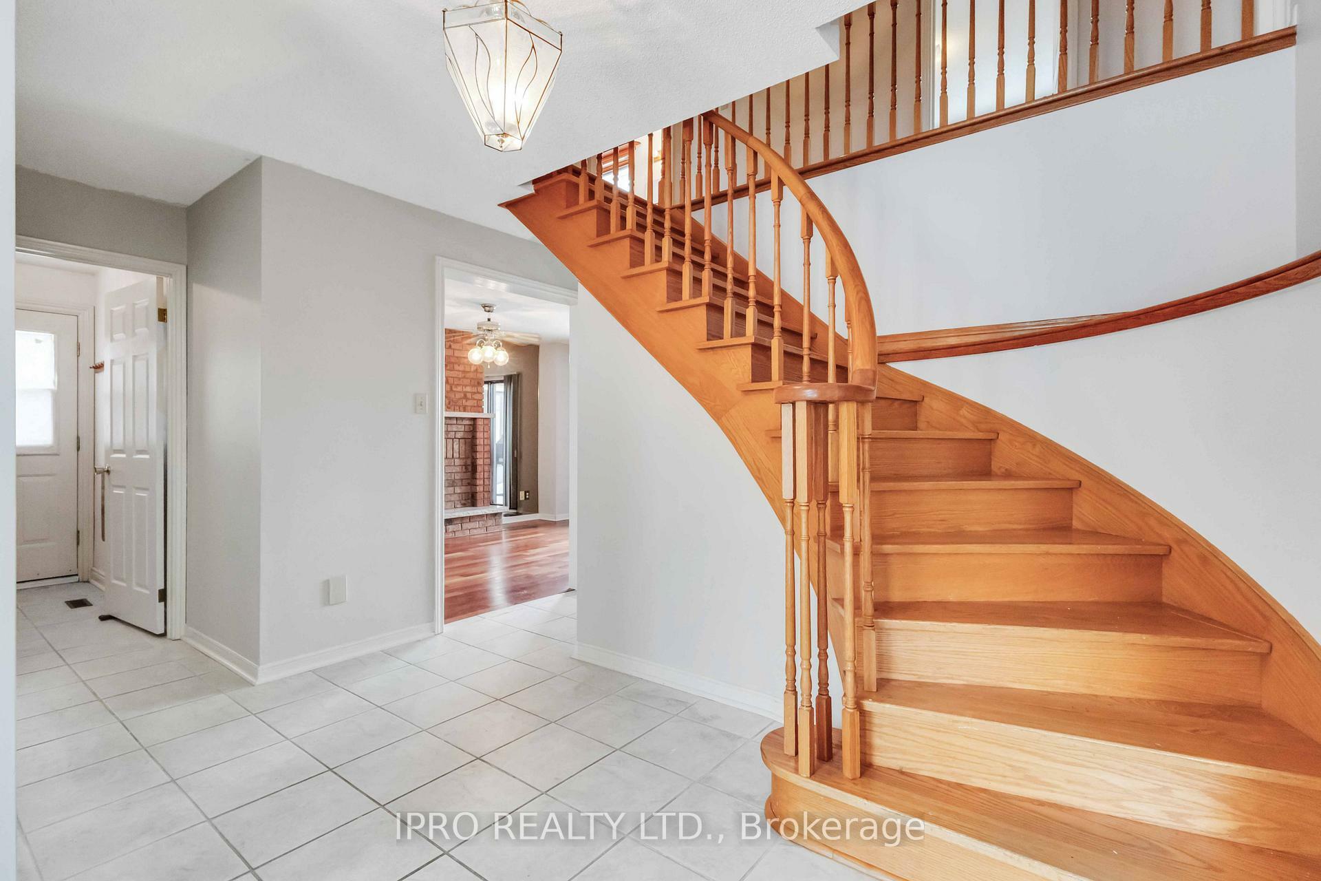Property Photo: 8 Belmont Court ON L1N 7Z8
