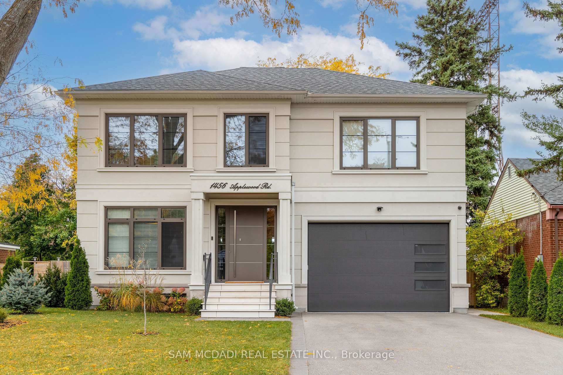 Property Photo: 1456 Applewood Road ON L5E 2M1