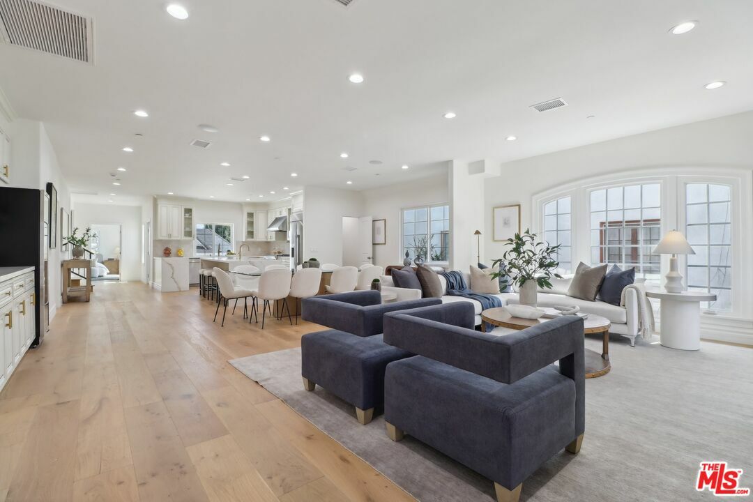 916 S Rimpau Blvd  Los Angeles CA 90019 photo