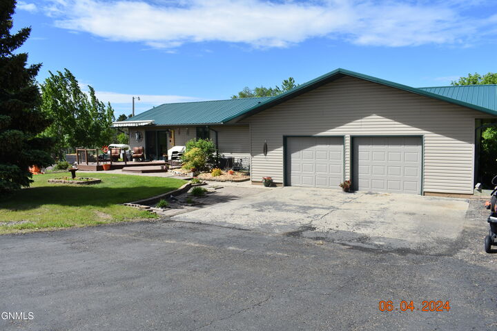 Property Photo: 1333 41E Avenue NW ND 58540