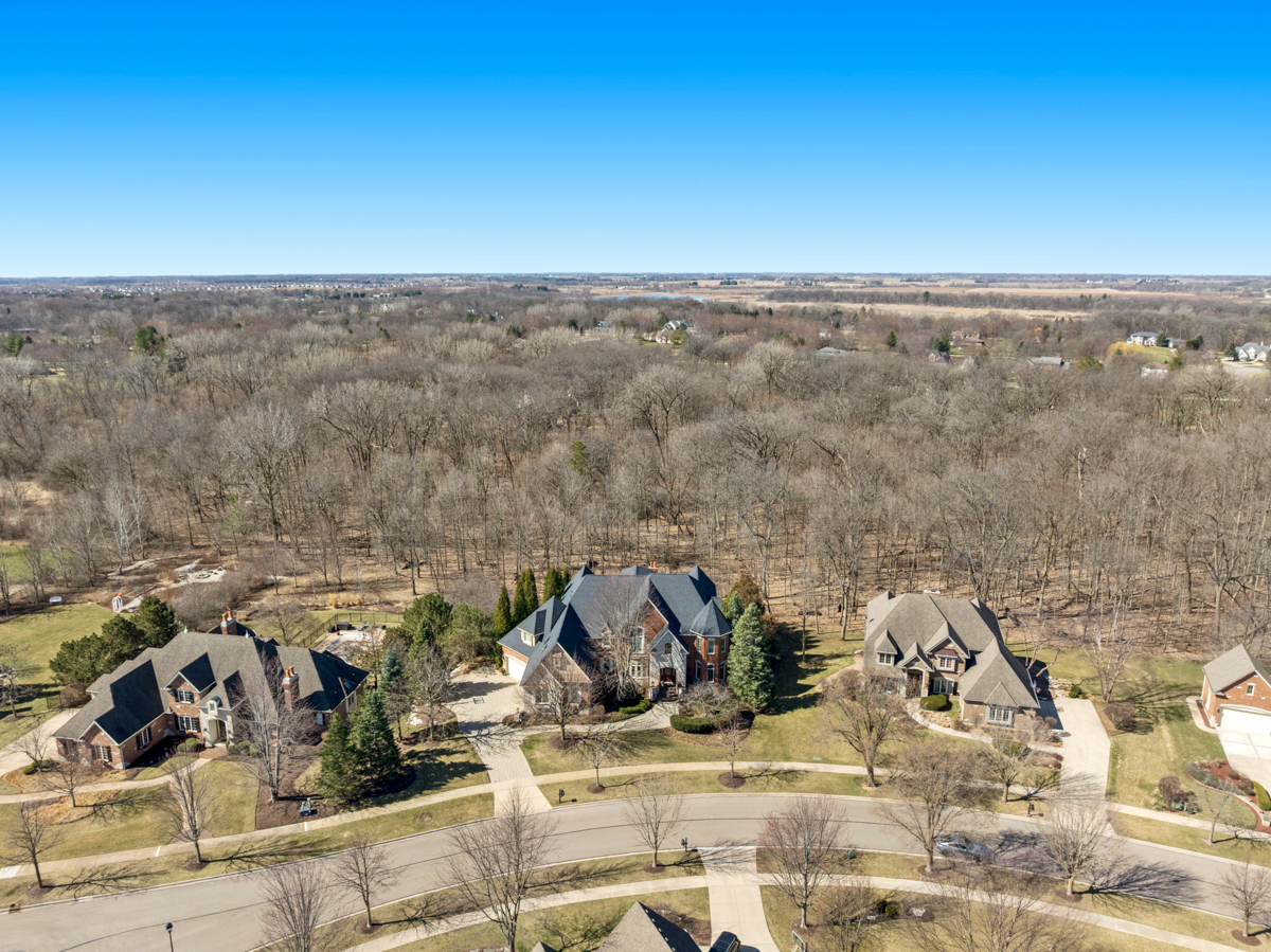 Property Photo: 831 Alberosky Way IL 60510
