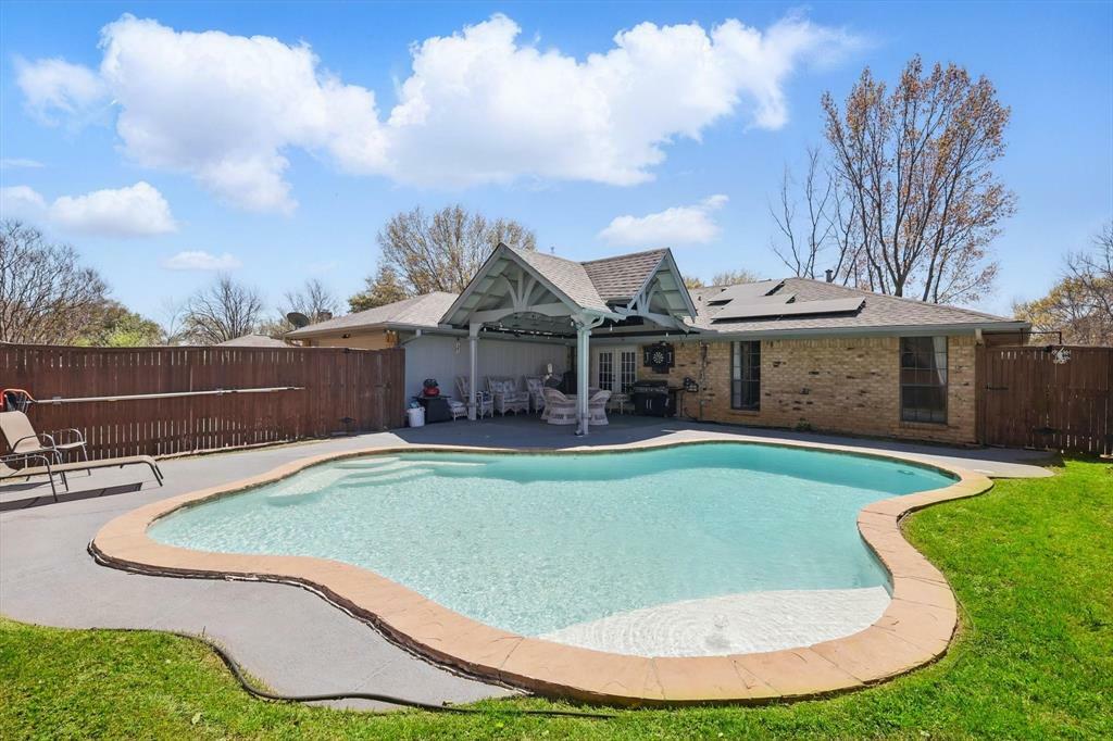 Property Photo: 906 Fairfield Lane TX 75028