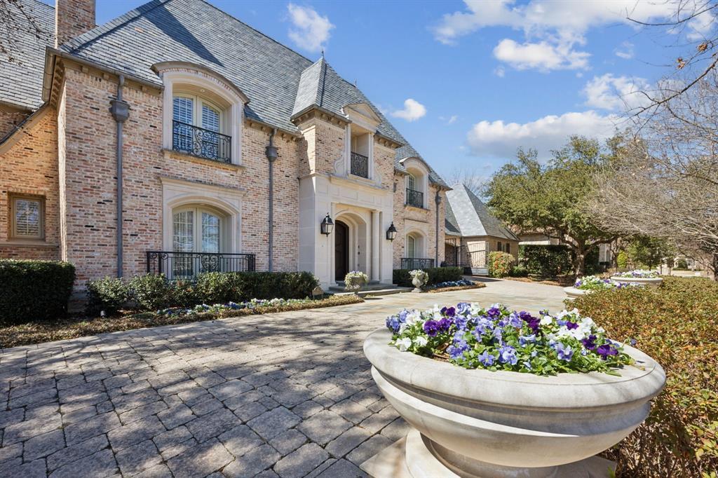 Property Photo: 43 Braewood Place TX 75248