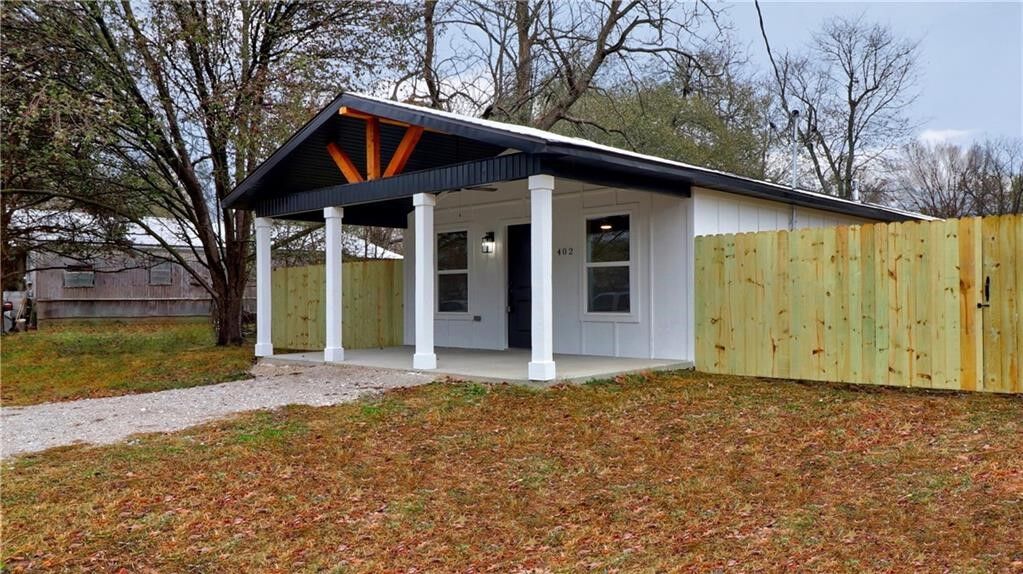 Property Photo:  402 NE 4th Avenue  AR 72736 