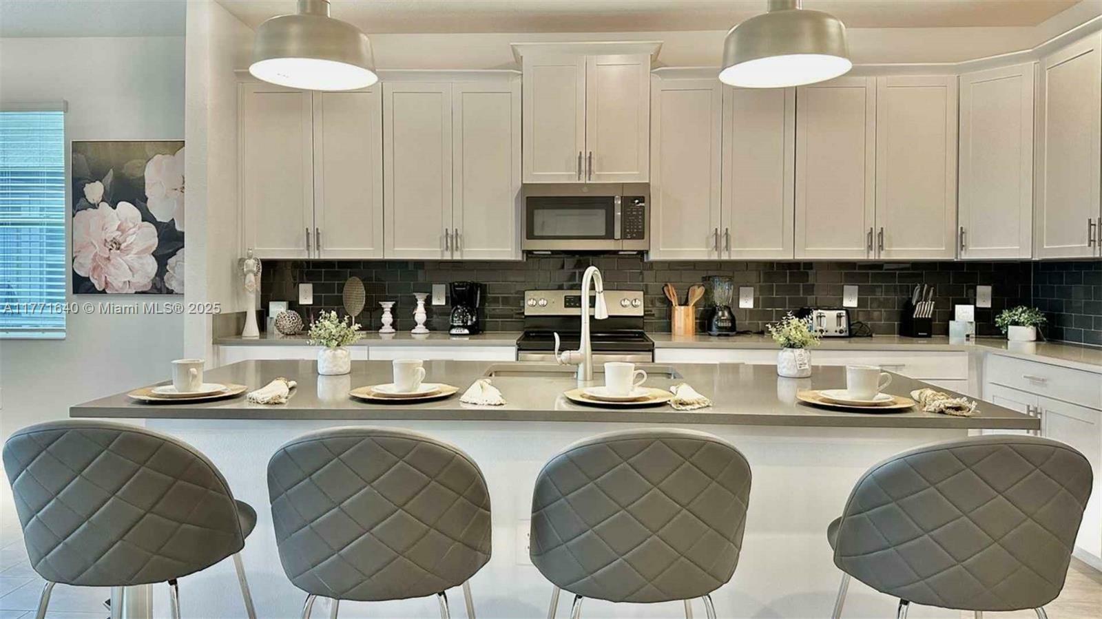 Property Photo: 1129 Kingsbarn St FL 33896