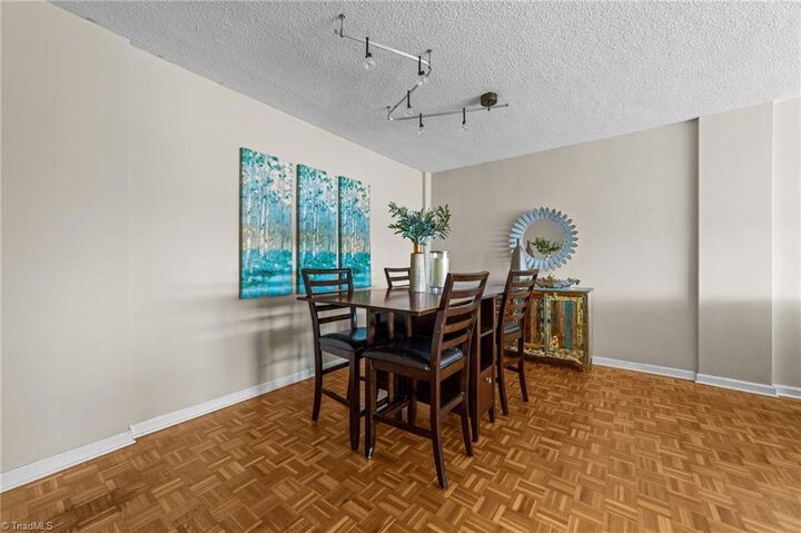 Property Photo: 1101 N Elm Street 906 NC 27401