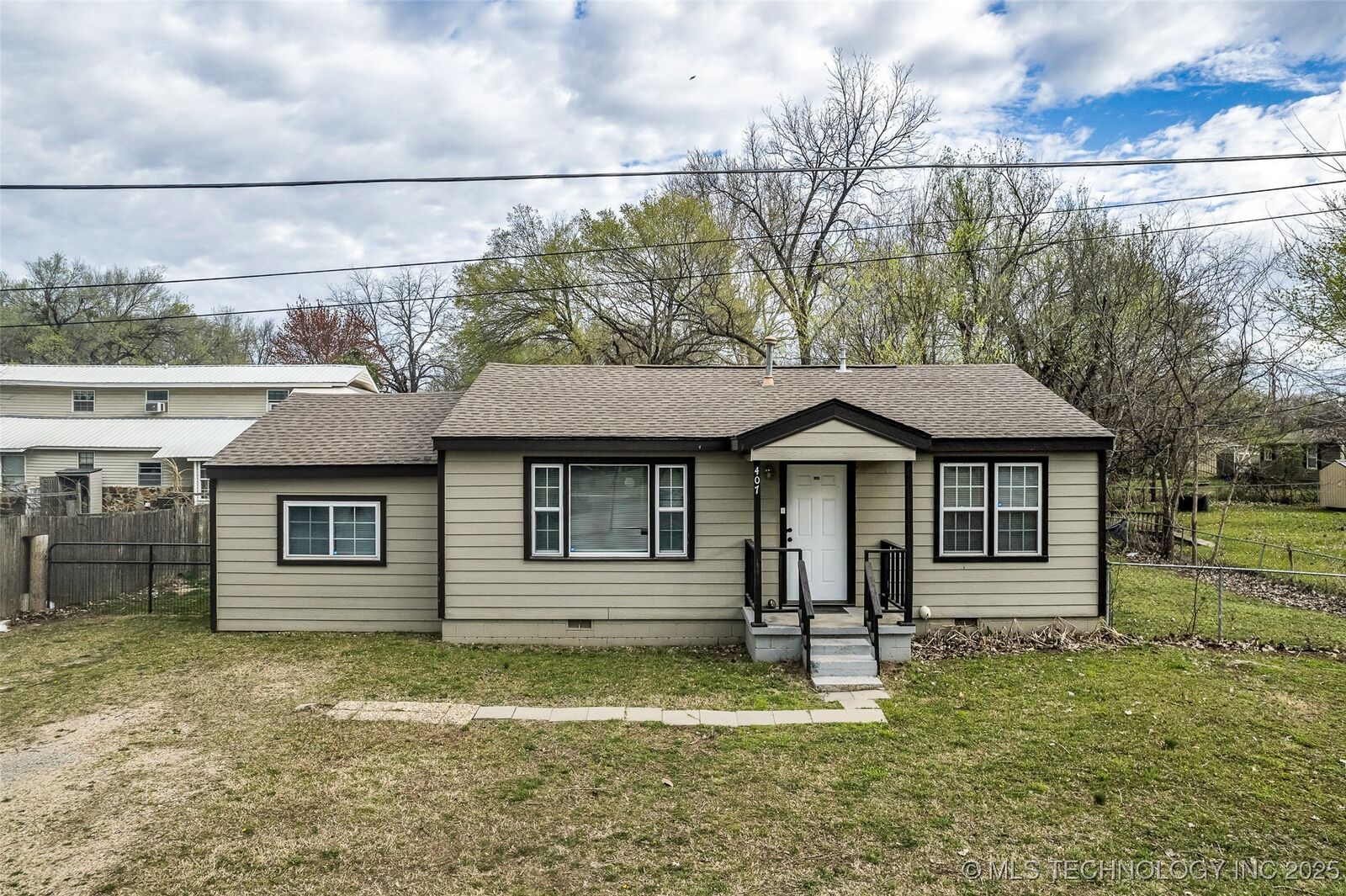 Property Photo: 407 E Hickory Street OK 74429