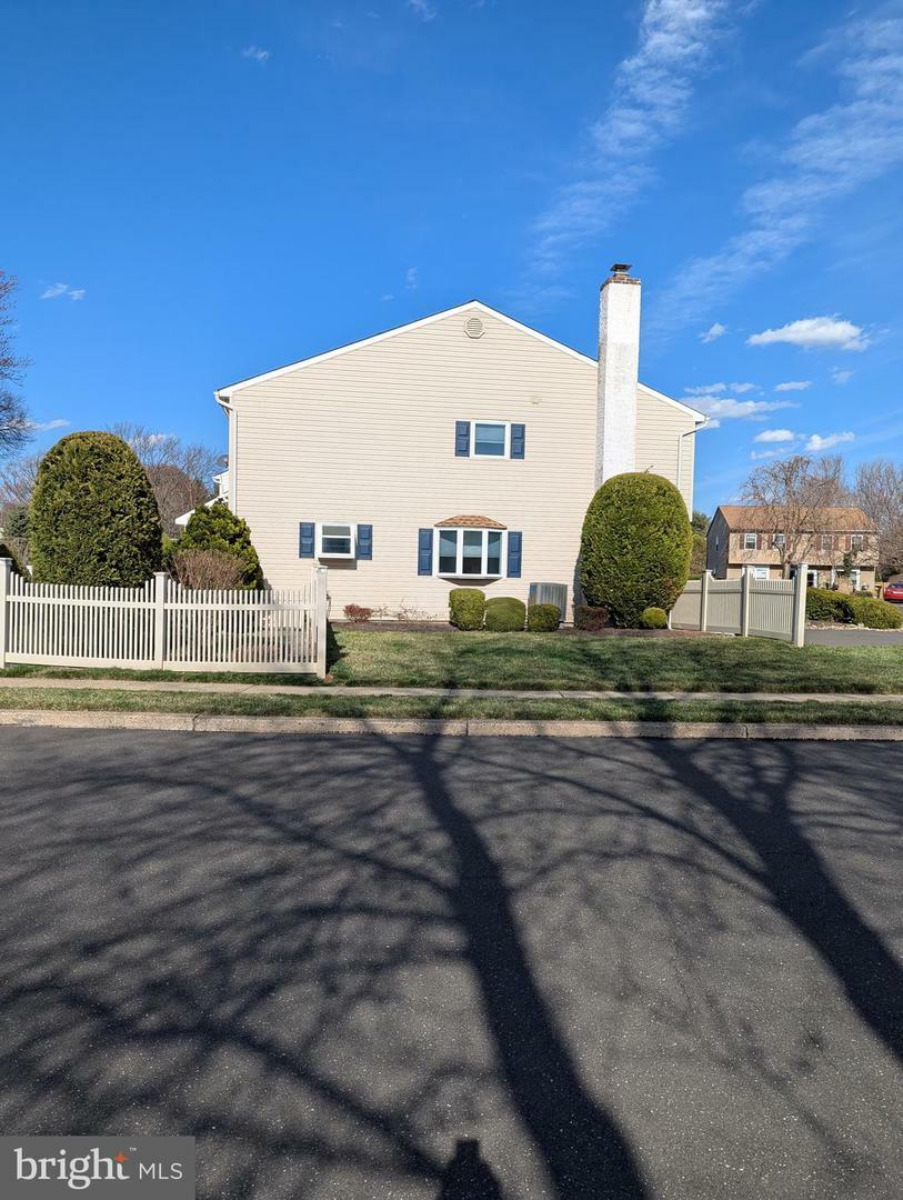 Property Photo: 1 Horseshoe Circle PA 19044