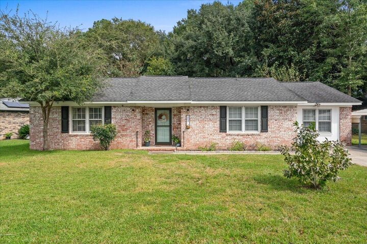 Property Photo:  208 James Street  SC 29483 