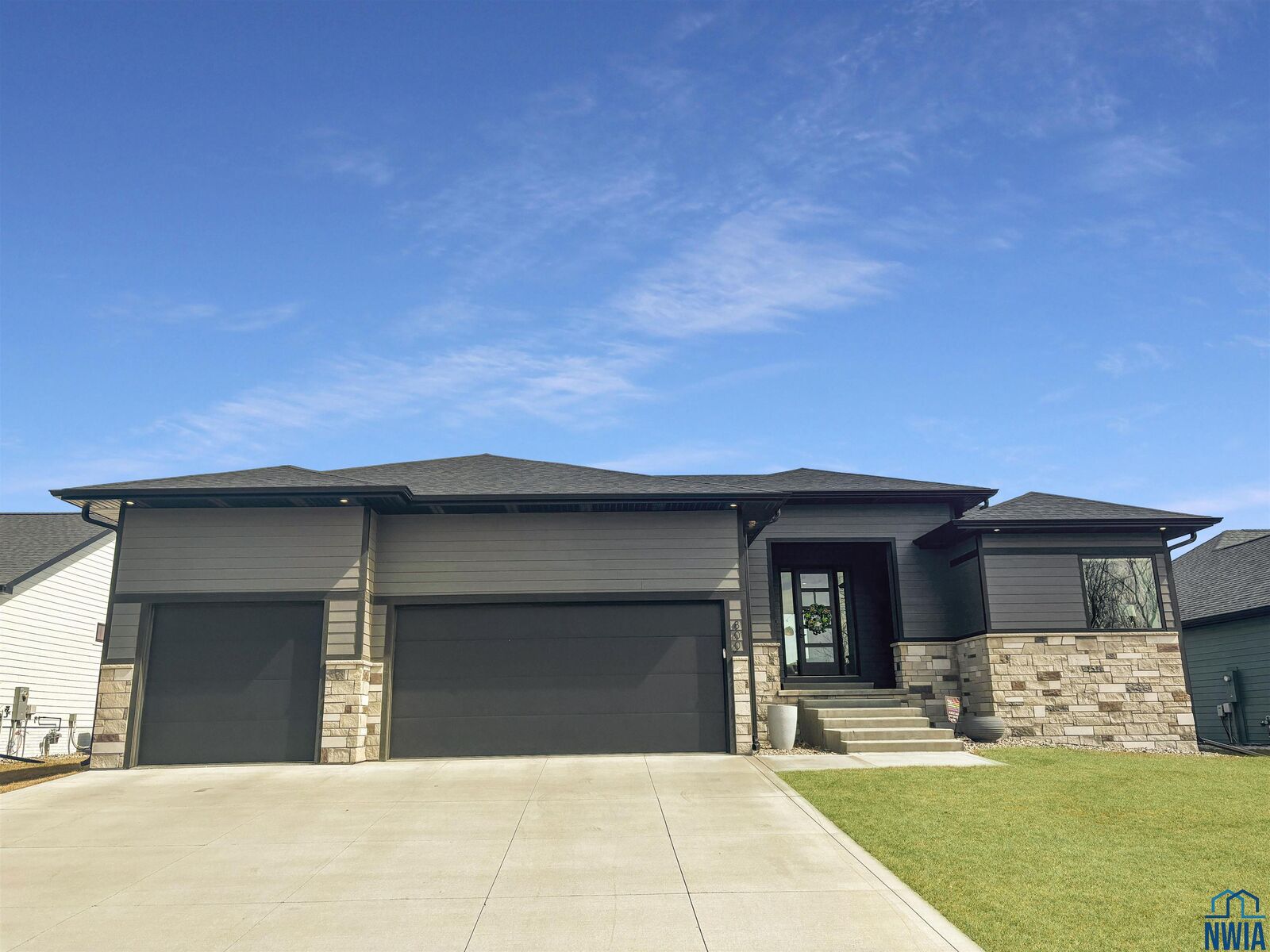 Property Photo: 800 Lakeshore Dr SD 57049