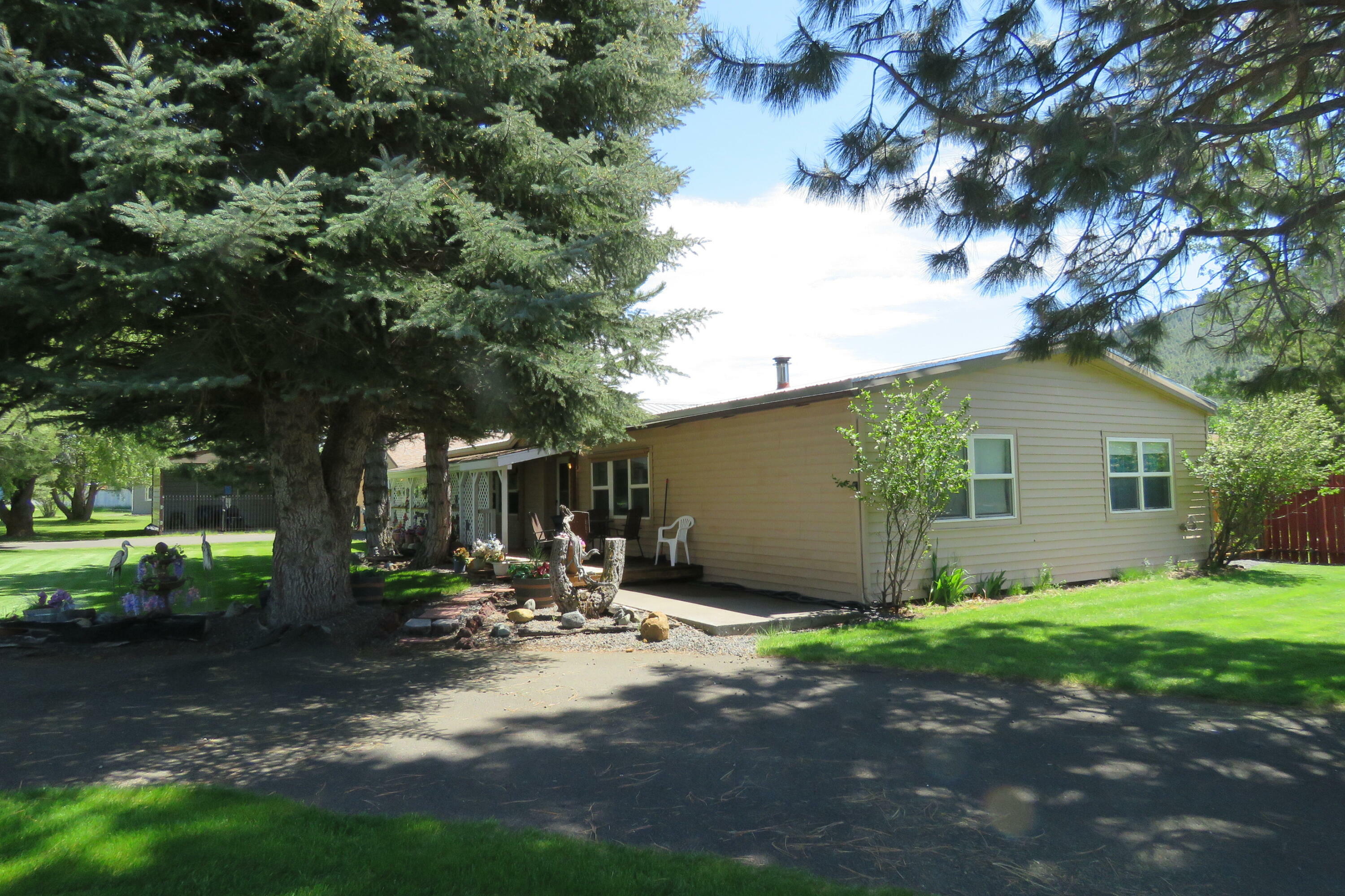 Property Photo: 14108 Ravenwood Drive OR 97601