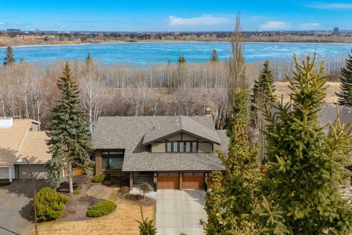 Property Photo:  36 Baycrest Place SW  AB T2V 0K6 