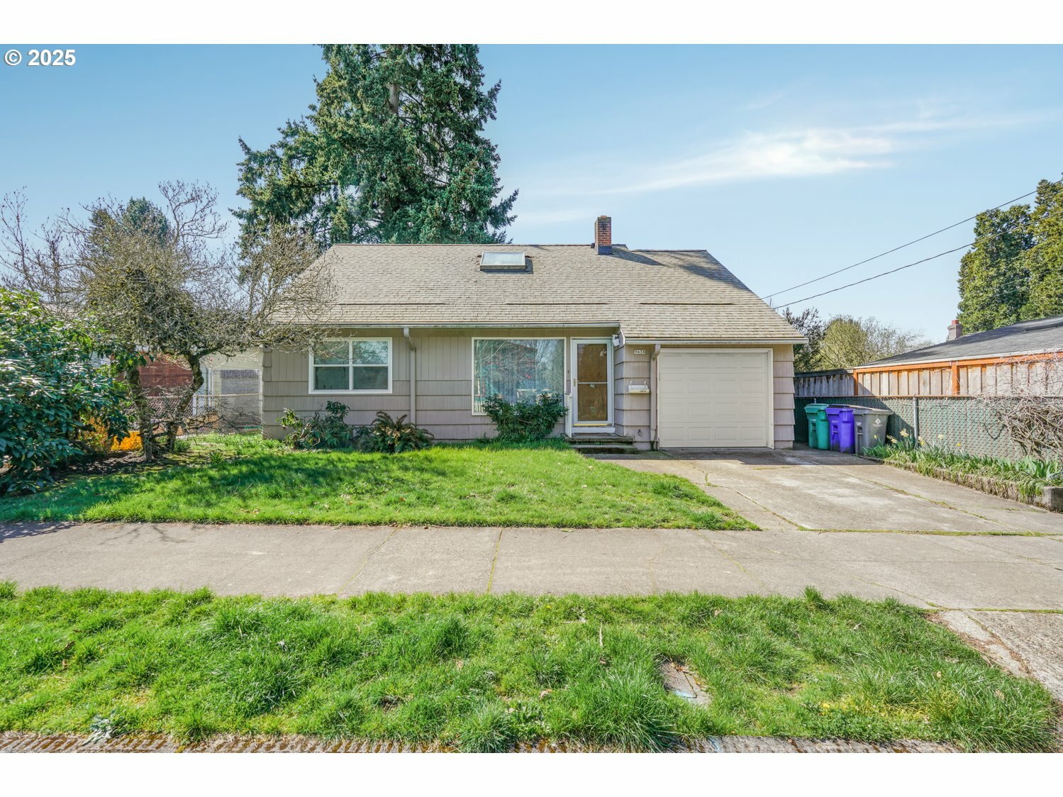 Property Photo: 9638 N Seneca St OR 97203