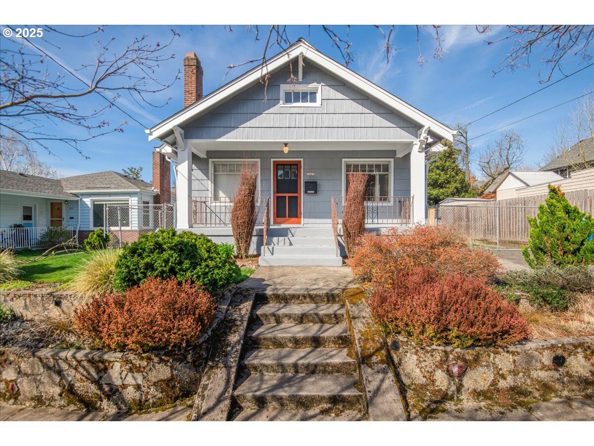Property Photo:  2423 SE Woodward St  OR 97202 