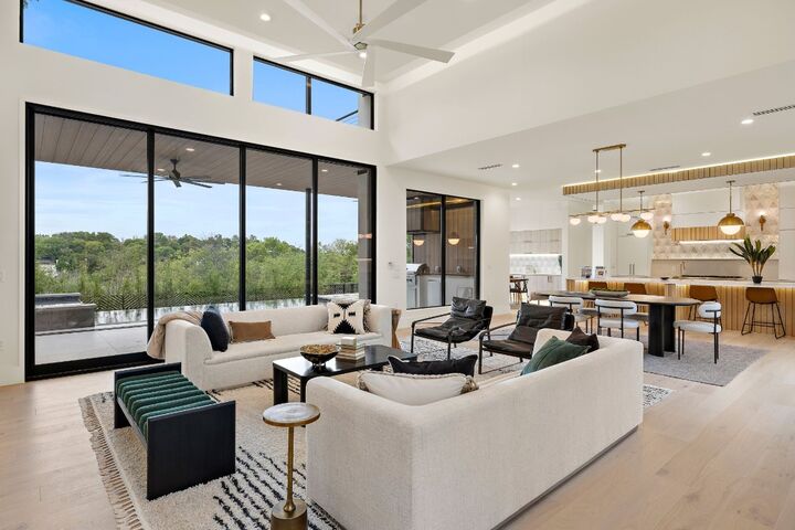 Property Photo: 2401 Oakhaven Circle TX 78704