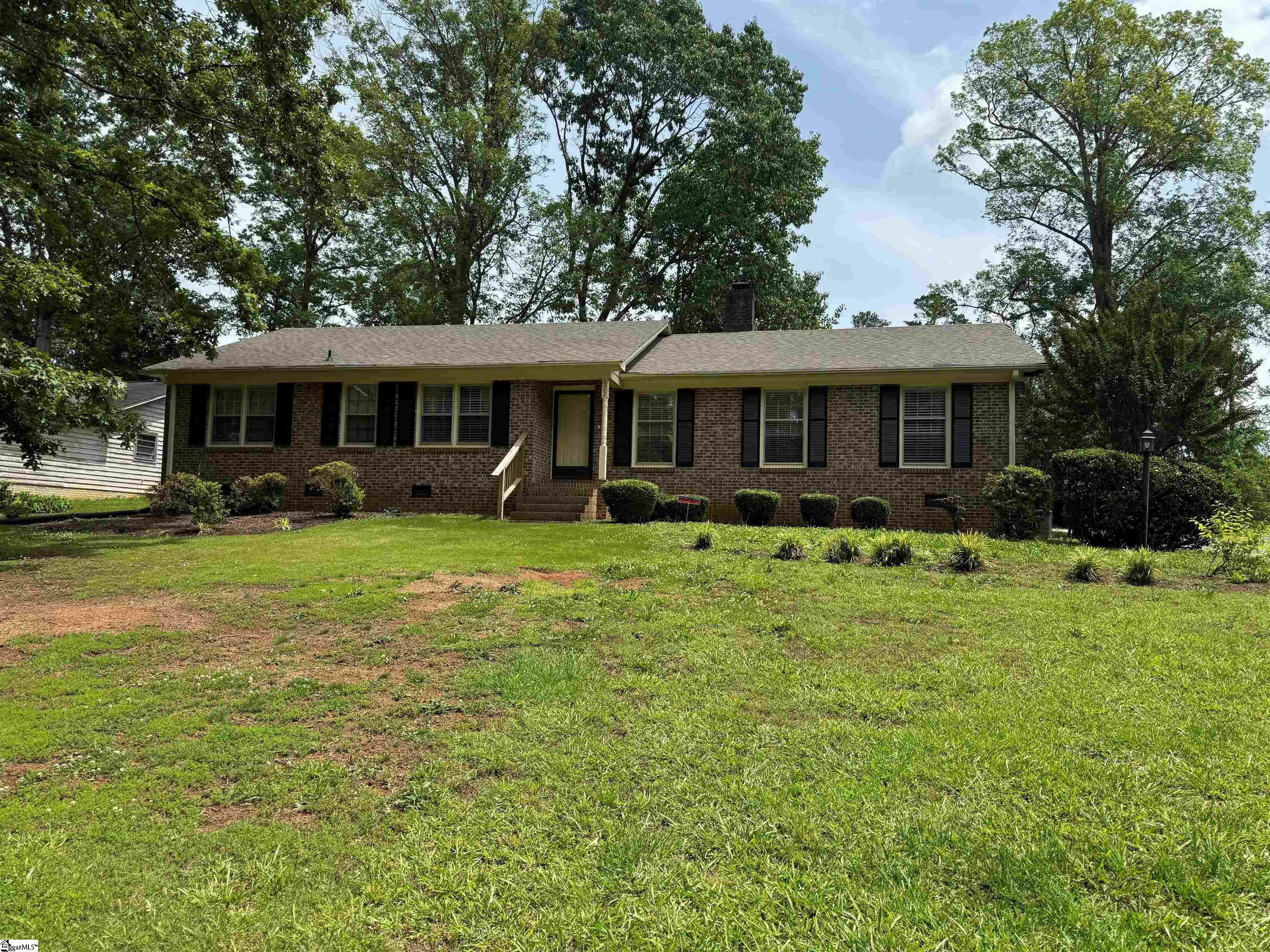 Property Photo: 322 Seven Oaks Lane SC 29301