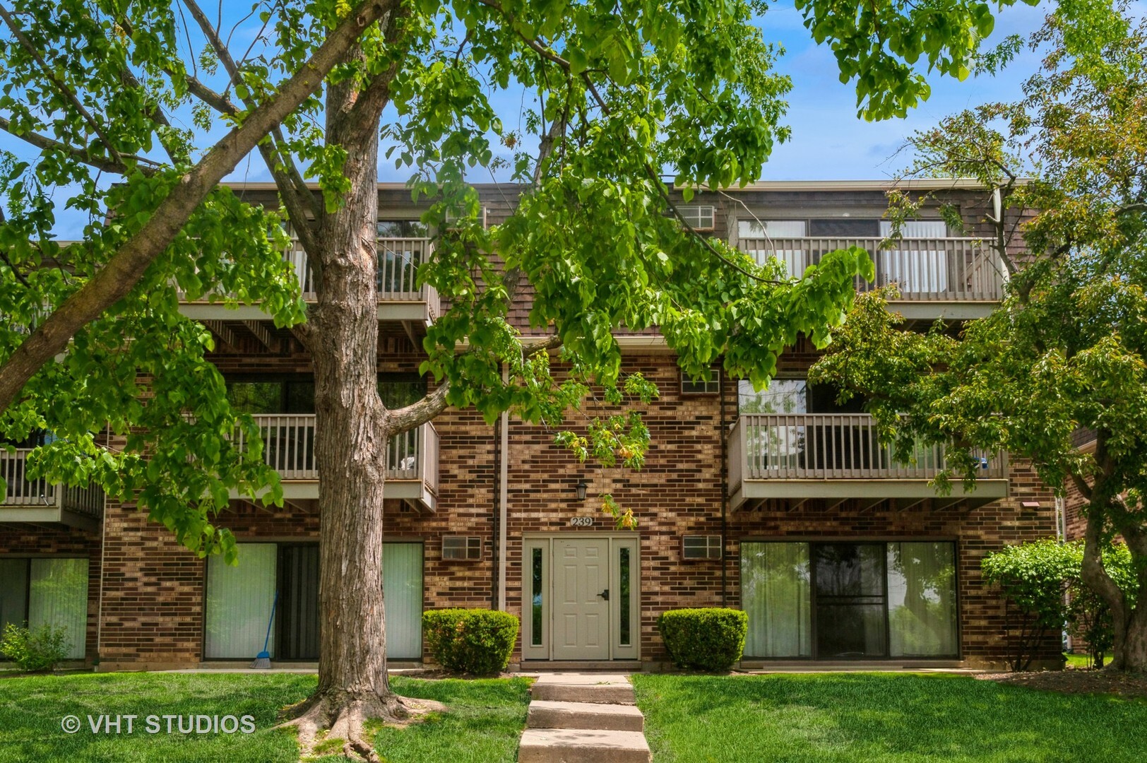 Property Photo: 239 W Court Of Shorewood Court 3A IL 60061
