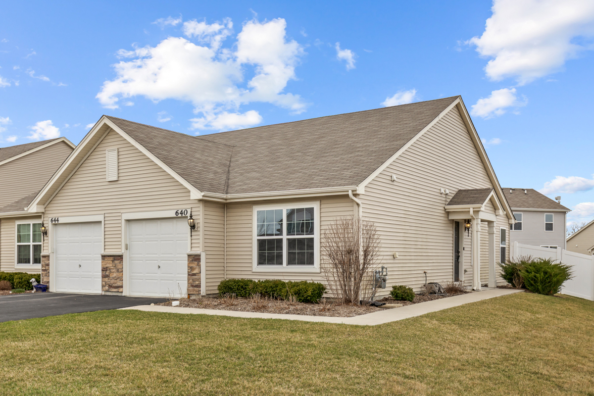 Property Photo: 640 Florence Street IL 60140
