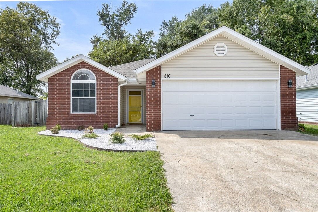 Property Photo:  810 SE E Court  AR 72712 