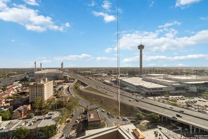 Property Photo: 215 N Center St 403 TX 78202