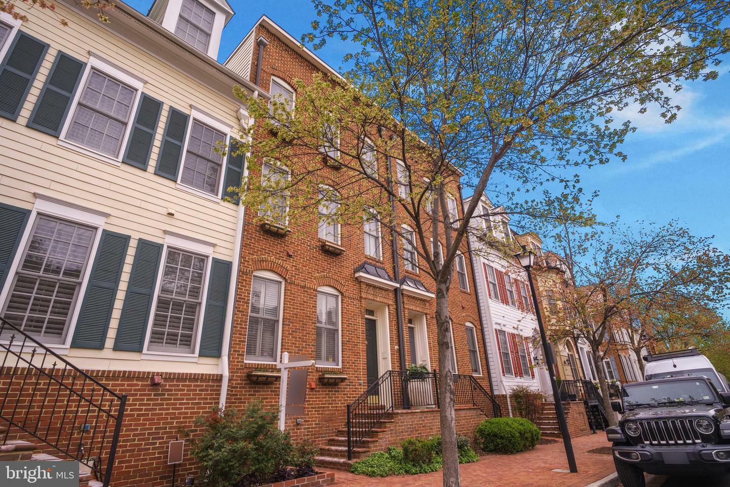 Property Photo: 421 Princess Street VA 22314