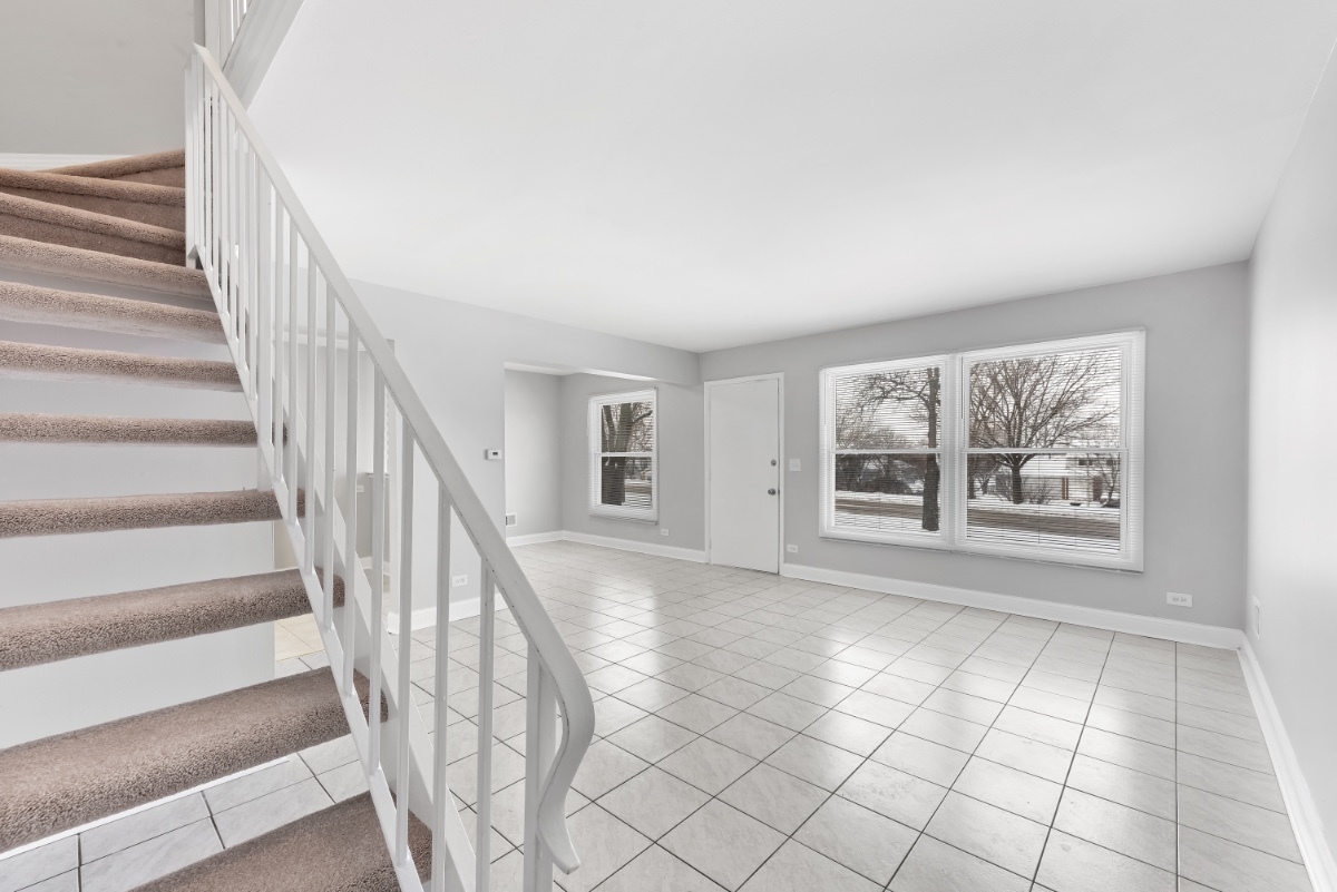 Property Photo: 1681 Queensbury Circle IL 60169