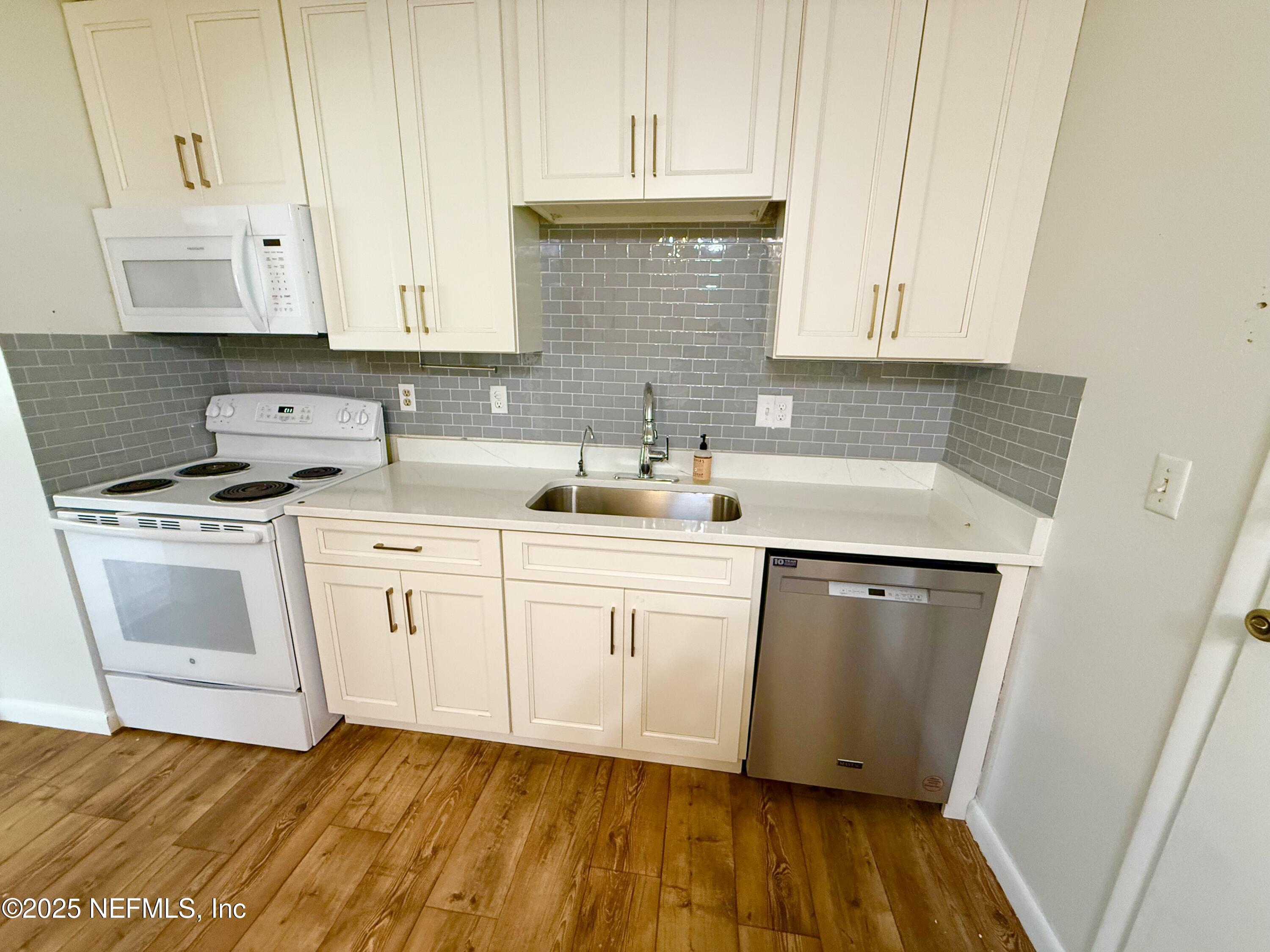 Property Photo: 121 Roberts Boulevard FL 32189