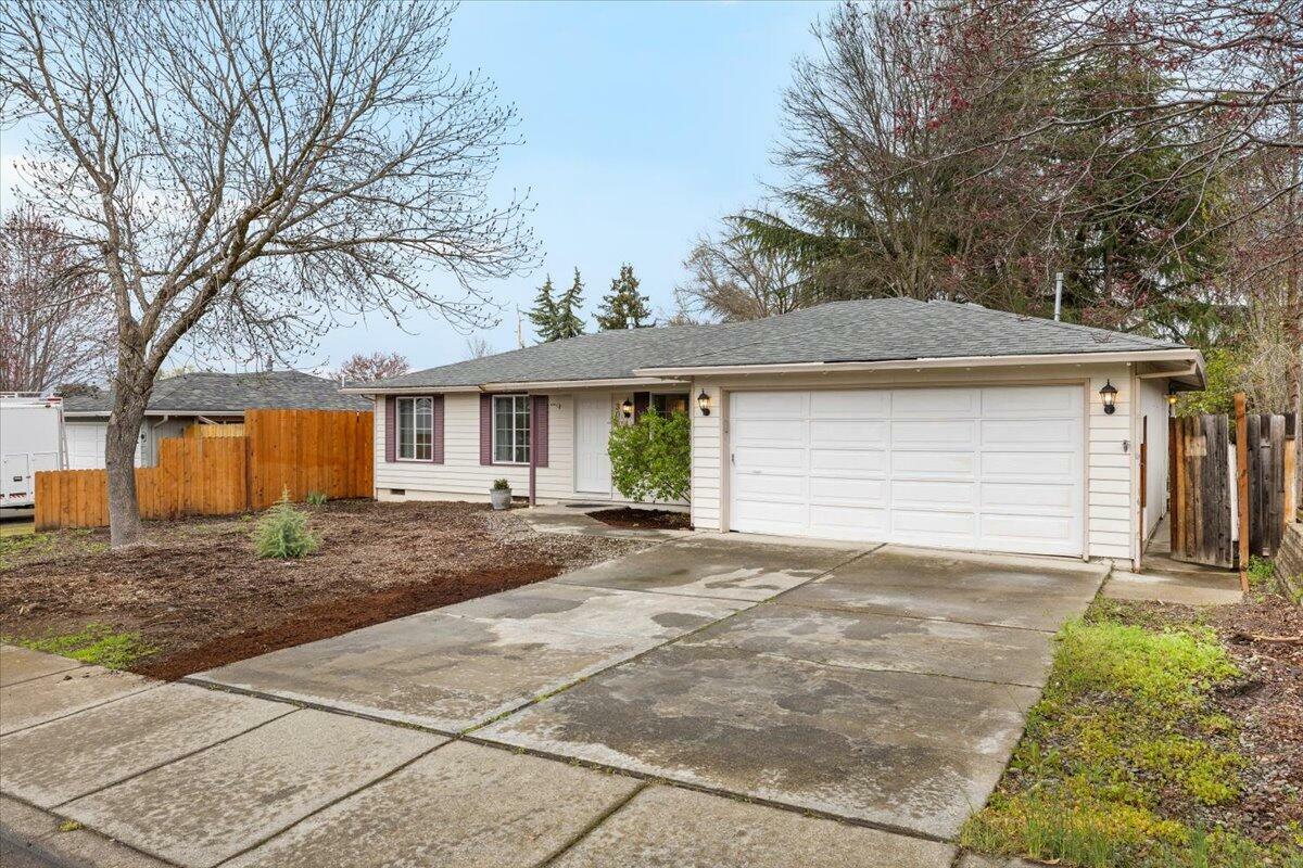 Property Photo: 3057 Delta Waters Road OR 97504