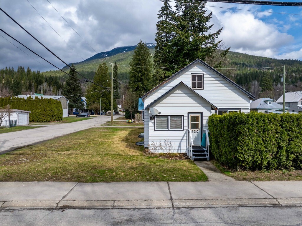 Property Photo: 820 Third Street W BC V0E 2S0