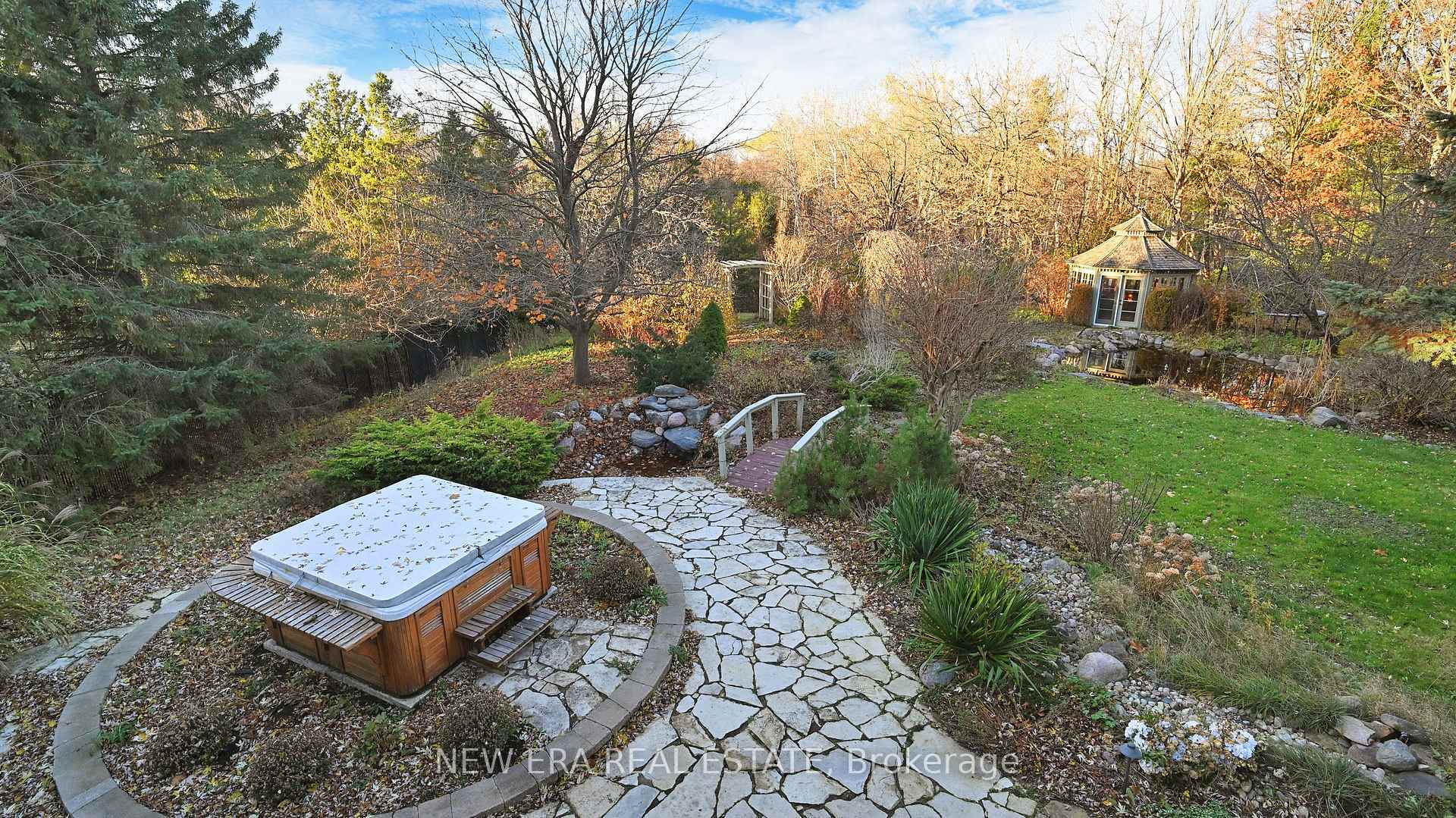 Property Photo: 716 Woodland Acres Crescent ON L6A 1G2